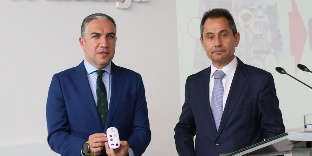 Elías Bendodo, presidente de la Diputación (izquierda) y Antonio Fernández, director territorial de Vodafone de Andalucía y Extremadura (derecha), en la presentación del proyecto piloto.