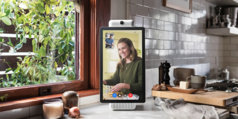 Facebook presenta su nuevo dispositivo inteligente para realizar llamadas a través de los comando de voz de Alexa