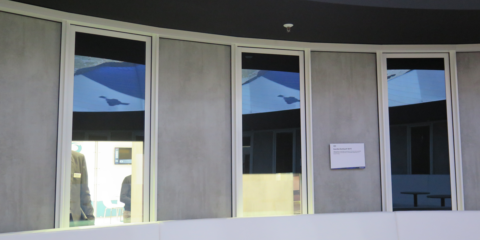 Guardian Glass presenta sus persianas domotizadas sin mecanismos para hogares inteligentes