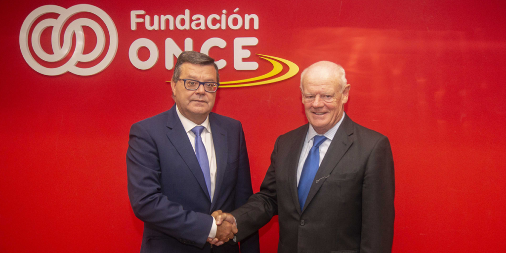 José Luis Martínez Donoso, director general de Fundación ONCE, izquierda; y Francisco González, director general de FEEDA, derecha.
