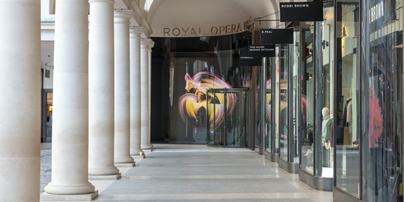 En la entrada de la Royal Opera House de Londres que da a Covent Garden se ha instalado una pantalla curva de gran formato de NEC.