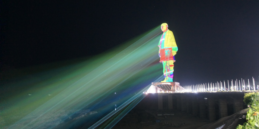 51 proyectores láser crean un espectáculo de luz y sonido sobre la Estatua de India.
