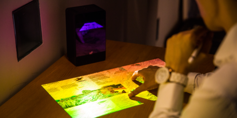 El proyector inteligente Puppy Cube transforma cualquier superficie en una pantalla táctil