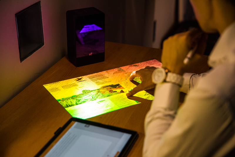 El proyector inteligente Puppy Cube transforma cualquier superficie en una táctil • CASADOMO