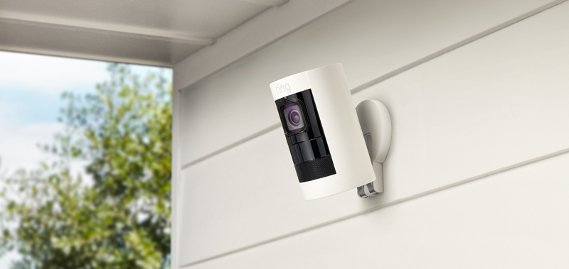 Ring lanza en el mercado español dos cámaras de videovigilancia para exteriores e interiores.
