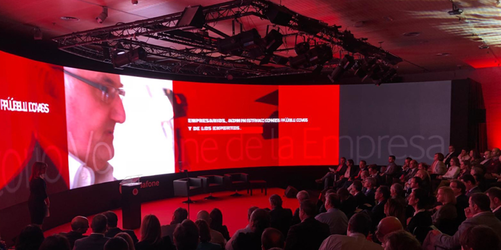 Sonos instala una pantalla de 23 metros de ancho por 3 de alto en un evento de Vodafone.