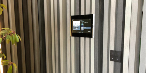 La pantalla táctil Divus y el pulsador Tense se combinan para mejorar la experiencia de los hogares inteligentes