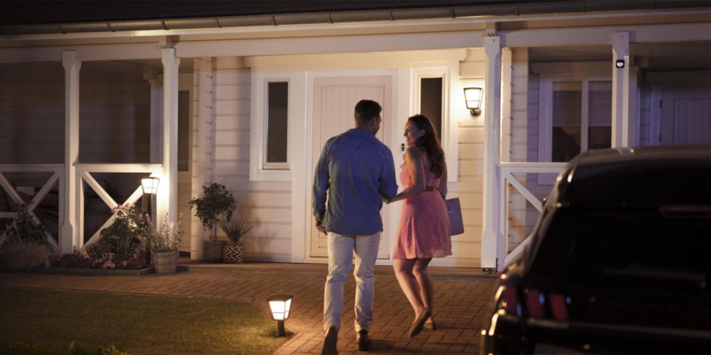 Las luces Philips Hue Outdoor de Signify utilizan sensores de movimiento para su accionamiento.