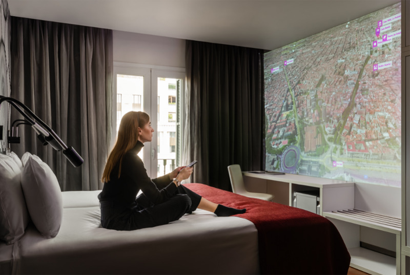 La plataforma Shine de Hotusa Ventures permite al usuario crear una habitación personalizada e interactiva en los hoteles, con contenido personalizado.