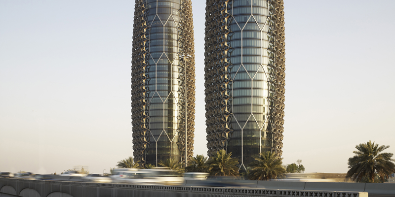 Las torres de Al Bahr son unos edificios inteligentes ya que poseen una segunda fachada automatizada que protege a la estructura principal de la incidencia directa de los rayos del sol.