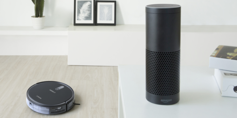 Deebot 715, el robot aspirador con función de fregado adicional que se controla por comandos de voz