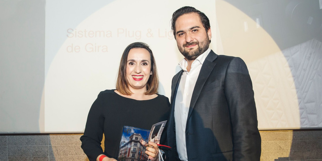 María Peguero, área manager centro de Gira, recogiendo el premio al Mejor Diseño de Producto 2019 otorgados por Casa Decor.