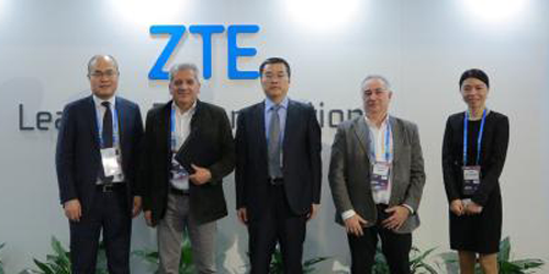 Representantes de ZTE y Netgem tras firmar el acuerdo estratégico para ampliar los servicios a los operadores de fibra.