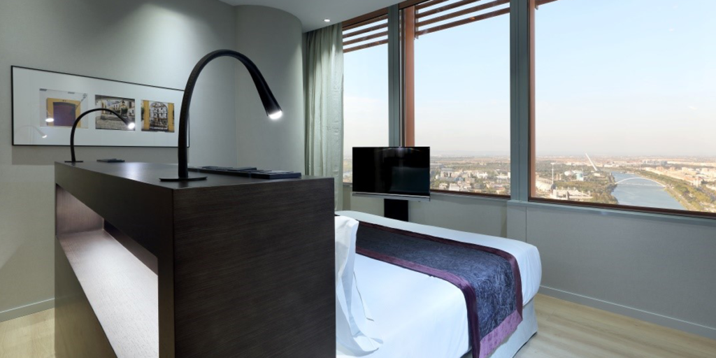 Gira System 55 ofrece más de 300 funcionalidades para convertir las habitaciones de los hoteles en inteligentes.