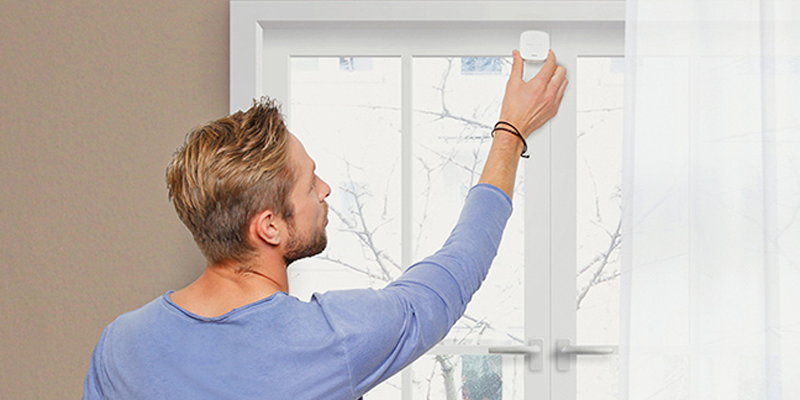 Con ayuda de los sensores de las ventanas y las puertas, la base del termostato de Gigaset puede regular la temperatura de la vivienda.