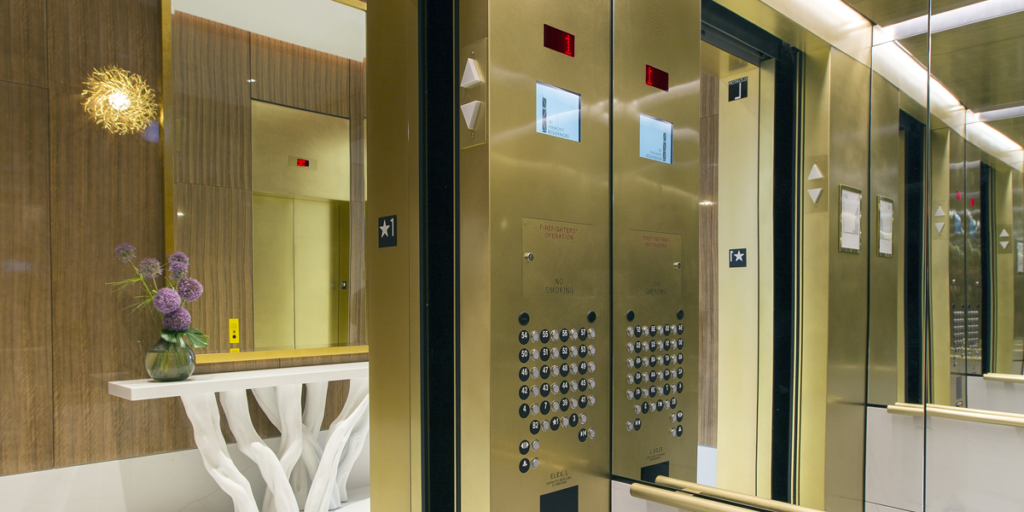 Los ascensores incorporan un sistema de operación de evacuación de ocupantes para permitir que la cabina siga funcionando en los momentos de evacuación.