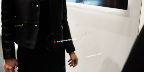 Gleam ONE, el espejo interactivo con Inteligencia Artificial para ayudar en la decisión de compra