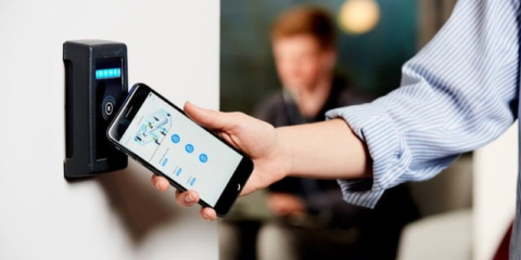 La compañía Kisi desarrolla una cerradura híbrida para seguir funcionando sin conexión a Internet