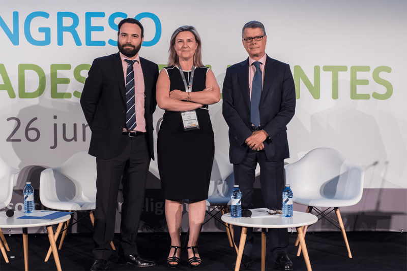 Durante la clausura, el Concejal de Innovación y Empleo del Ayuntamiento de Madrid, Ángel Niño Quesada, la directora del Congreso, y Roberto Sánchez, Director General de Telecomunicaciones y Tecnologías de la Información de la SEAD.