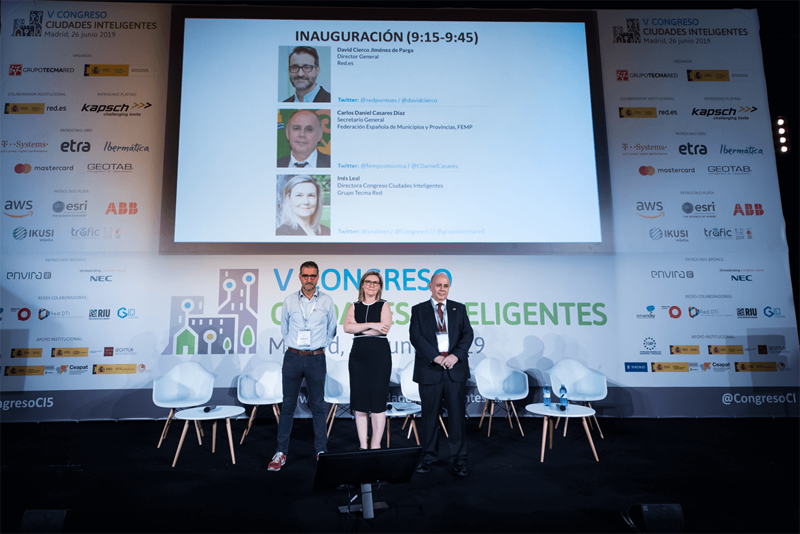 En la inauguración, de izquierda a derecha: David Cierco Jiménez de Parga, Director General de Red.es, Inés Leal, Directora del Congreso Ciudades Inteligentes, y Carlos Daniel Casares Díaz, Secretario General de la Federación Española de Municipios y Provincias (FEMP).