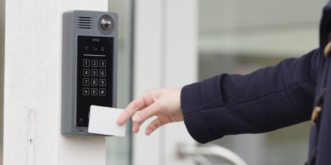 Lector de tarjeta RFID, comunicación en puerta y videovigilancia integrados en un mismo dispositivo