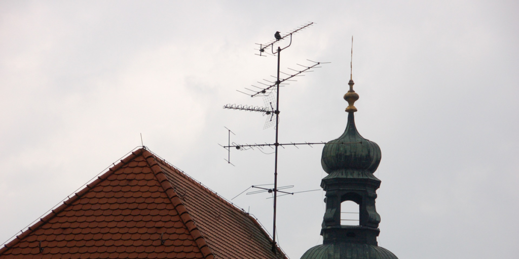Un techo de una vivienda con una antena.