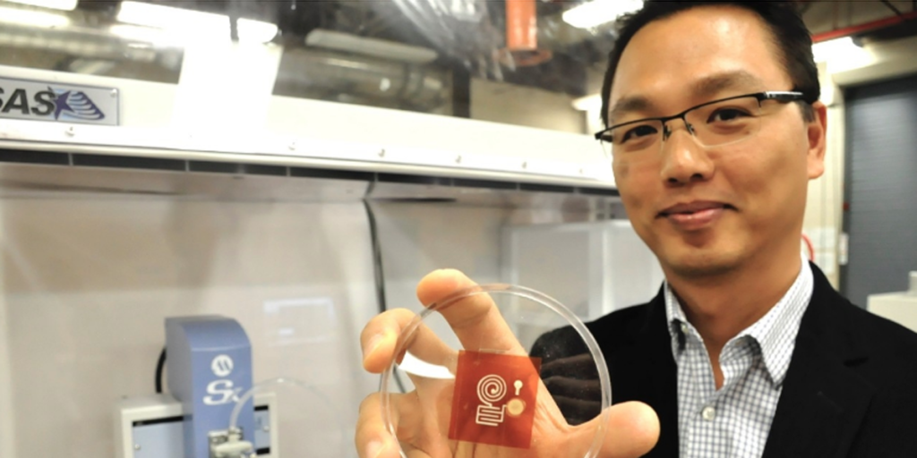 El profesor Woo Soom Kim de la SFU sujetando uno de los sensores ecológicos impreso en 3D.