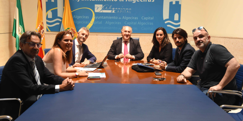 Reunión entre los representantes de la compañía y el alcalde de Algeciras.
