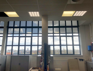 Las luminarias del interior con el Human Centric Lighting funcionando.