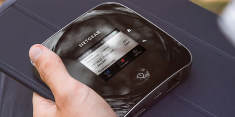 Conexiones inalámbricas seguras con el router móvil 4G Nighthawk M2 en edificios públicos