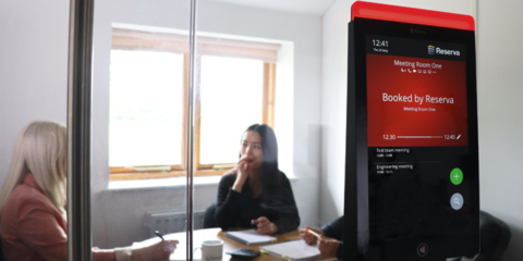 Reserva Edge, el dispositivo de reservas de salas con gestión remota y accesibilidad universal