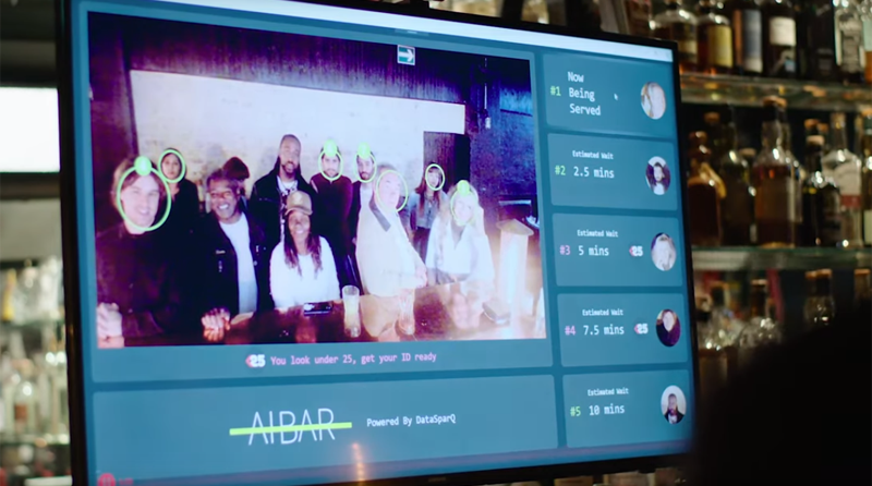 Una imagen de la pantalla IA Bar donde los clientes pueden ver su turno en la cola virtual.