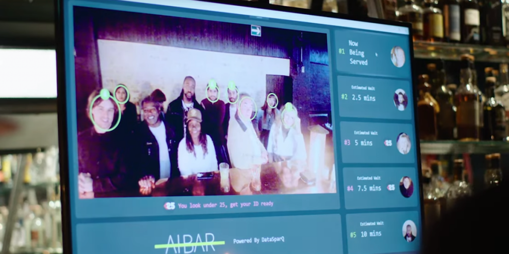 Una imagen de la pantalla IA Bar donde los clientes pueden ver su turno en la cola virtual.