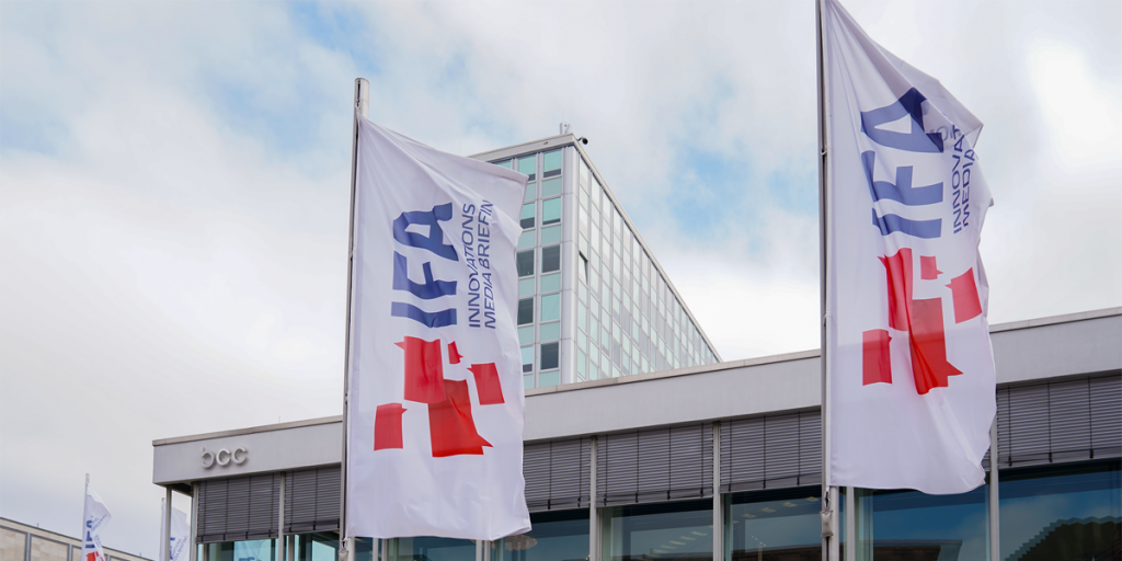 Entrada principal con las banderas de IFA