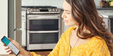 Los comandos de voz ofrecen accesibilidad universal para controlar los electrodomésticos conectados