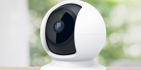 Vigilancia en los interiores de los hogares con ayuda de la detección de movimiento y sonido