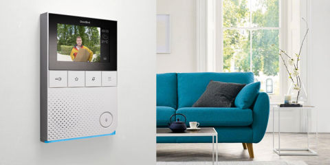 El videoportero de interior DoorBird incorpora la función de ahorro de energía y un historial de visitas