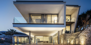 Frontal de la casa iluminada por la noche.