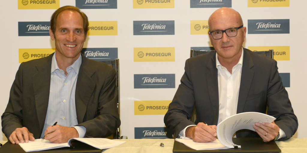 Christian Gut, consejero delegado de Prosegur, y Ángel Vilá, consejero delegado de Telefónica, durante la firma del acuerdo.