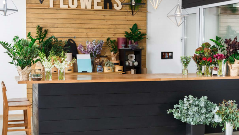 El interior de una floristería.