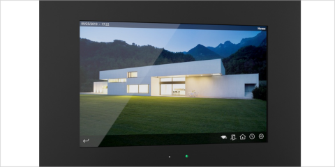 Pantalla táctil con tecnología KNX que gestiona los dispositivos inteligentes en remoto