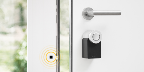 Presentan una cerradura inteligente compatible con los asistentes virtuales y con control remoto