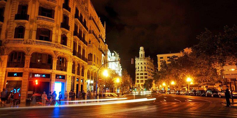 Calle de Valencia con iluminación nocturna.