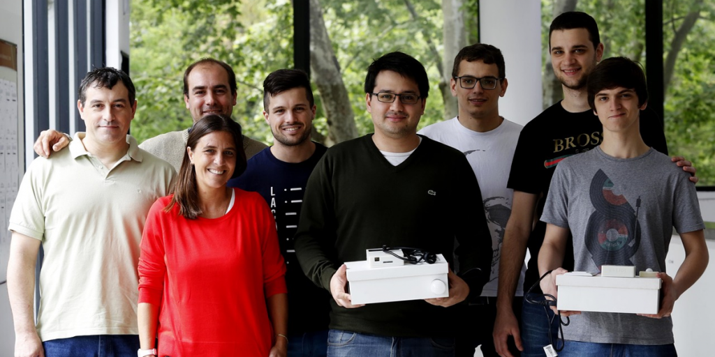 Los investigadores de la Facultad de Informática de la Universidad Nacional de la Plata con su proyecto de tablero inteligente.