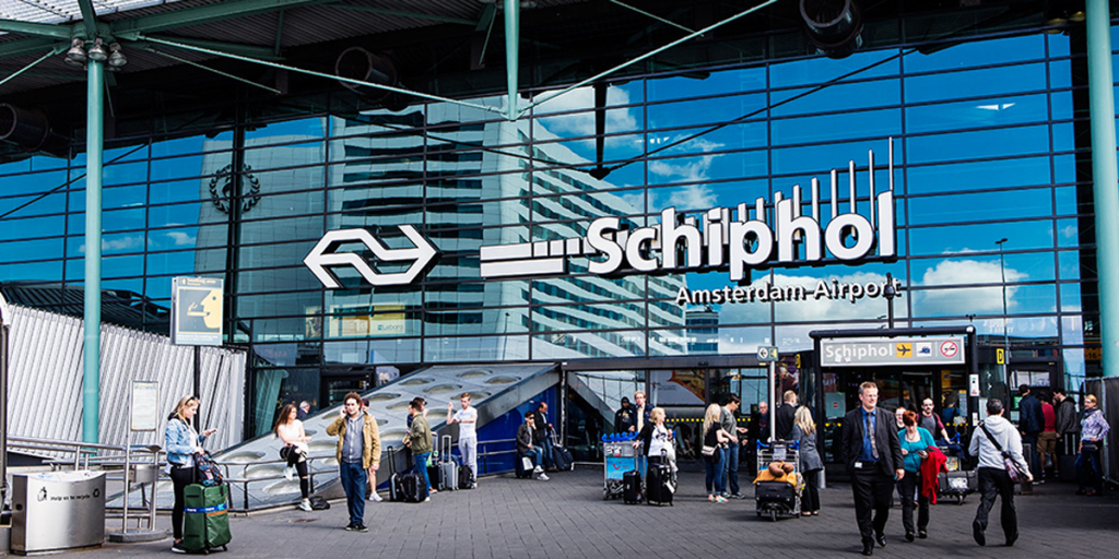 Fachada principal del aeropuerto de Schiphol, en Ámsterdam.