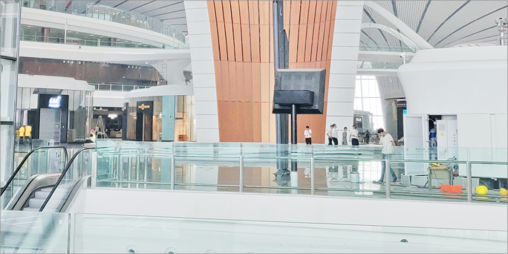 Interior del aeropuerto internacional de Pekin-Daxing en China.