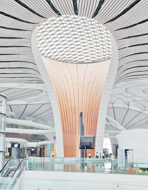 Interior del aeropuerto internacional de Pekin-Daxing en China. 