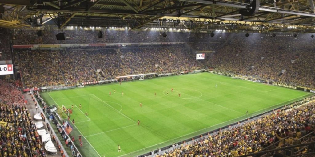 Interior del estadio alemán durante un partido de fútbol.
