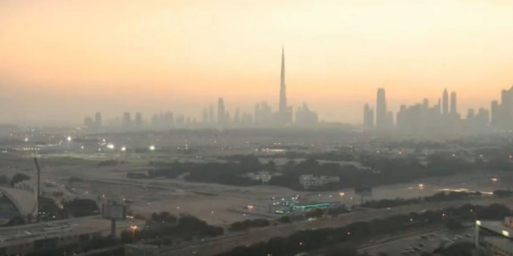 Una vista de lejos del edificio Burj Khalifa.