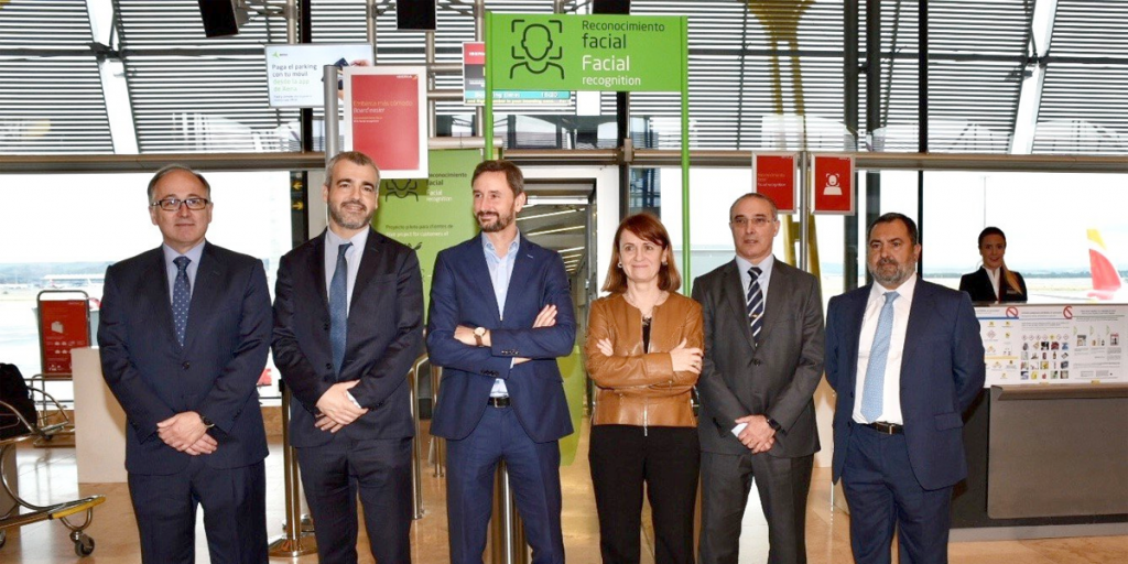 Presidentes de Aena e Iberia acompañados por los representantes de las empresas colaboradoras durante la presentación del sistema de reconocimiento facial.